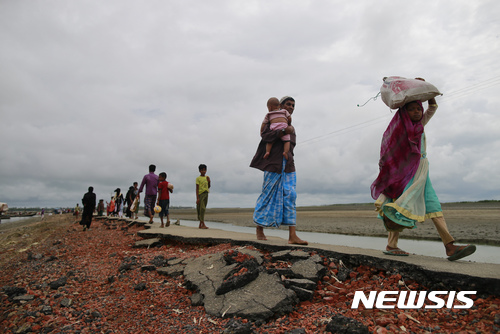 【테크낙(방글라데시)=AP/뉴시스】미얀마를 탈출한 무슬림 로힝야족들이 지난달 31일 방글라데시 테크낙에서 도보로 로힝야족 수용소로 향하고 있다. 방글라데시로 탈출한 로힝야족 수가 41만7000명(유엔 추계)에 달한 가운데 미얀마 지도에서 로힝야족이 '문자 그대로' 사라졌다는 주장이 제기됐다. 2017.9.19