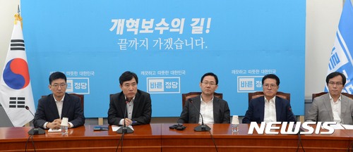 【서울=뉴시스】홍효식 기자 = 바른정당 하태경(왼쪽 두번째) 최고위원이 3일 오후 서울 여의도 국회에서 열린 최고위원회 회의에서 북핵 6차 실험과 관련해 모두발언을 하고 있다. 왼쪽부터 김세연 정책위의장, 하태경 최고위원, 주호영 원내대표, 정운천, 김영우 최고위원. 2017.09.03. yesphoto@newsis.com