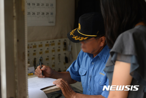 【대구=뉴시스】자료사진. 아파트 경비원이 근무하는 모습이다. 뉴시스DB. 2018.11.01. photo@newsis.com