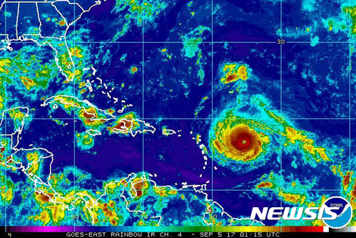 【AP/뉴시스】미 해양대기국(NOAA)이 4일 배포한 위성사진에서 카테고리 4로 세력이 확대된 허리케인 어마가 카리브해 동부를 향해 접근하는 모습이 보이고 있다. 허리케인 하비로 텍사스와 루이지애나주가 큰 피해를 입은 지 얼마 되지 않아 또다시 강풍과 많은 비를 동반한 허리케인 어마가 카리브해를 지나 플로리다주 등 미 동부를 향하고 있어 미 동부에 긴장이 높아지고 있다. 2017.9.5 