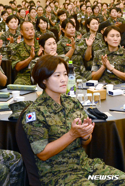 국방부, 여군도 남군처럼 중대장 2회…보직차별 타파