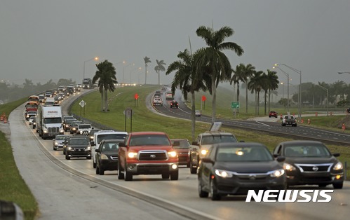 【홈스테드=AP/뉴시스】미국 플로리다주 홈스테드 인근 도로에 6일(현지시간) 5등급 허리케인 어마가 닥치기 전에 북쪽으로 피하려는 주민들이 탄 자동차들이 꼬리를 물고 이어지고 있다. 2017.09.07