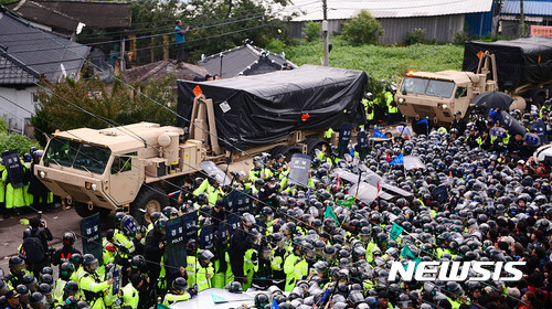 【성주=뉴시스】 주한미군 사드(THAAD·고고도미사일방어체계) 발사대 성주 사드 기지 반입 당시 모습. (뉴시스DB)