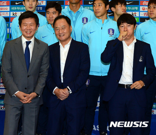 【인천공항=뉴시스】박주성 기자 = 월드컵 본선 9회 연속 진출을 확정한 대한민국 축구대표팀 김호곤(가운데) 기술위원장이 7일 오전 인천 중구 인천공항으로 입국해 정몽규 대한축구협회 회장과 웃으며 이야기를 나누고 있다. 2017.09.07. park7691@newsis.com