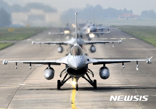 【서울=뉴시스】KF-16 전투기가 공중임무를 위해 출격하고 있다. (사진=뉴시스DB) photo@newsis.com