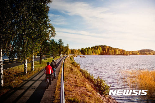 【서울=뉴시스】'호수의 나라' 핀란드에서 자전거 동호인들이 라이딩을 하고 있다. (사진=핀란드 관광청 제공)