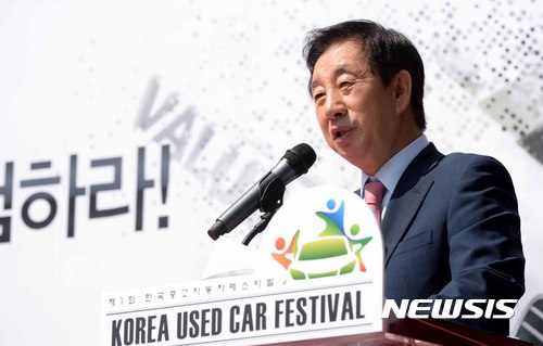 【서울=뉴시스】고범준 기자 = 8일 오후 서울 중구 프레스센터 앞 마당에서 열린 제1회 한국중고자동차페스티벌 개막식에서 김성태 국회 국토교통위원회 의원이 축사를 하고 있다. 2017.09.08. bjko@newsis.com