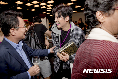 【싱가포르=뉴시스】 안호상 극장장 & 김준수. 2017.09.10. (사진 = 국립극장 제공) photo@newsis.com 