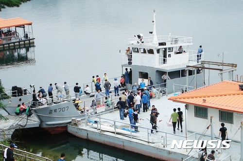 【안동=뉴시스】 경북 안동시는 추석 명절을 맞아 오는 16일부터 내달 15일까지 안동호와 임하호의 귀성객 및 성묘객에 대해 관공선을 이용한 특별수송에 나선다. 사진은 지난해 특별수송 장면. 2017.09.10 (사진= 안동시 제공) photo@newsis.com