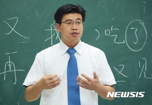  【아산=뉴시스】이종익 기자 =순천향대학교는 공자아카데미 중국 측 4대 원장으로 리쫑후이(43·李忠輝) 톈진외국어대 교수가 부임했다고 10일 밝혔다. 사진은 리쫑후이 텐진외국어대 교수가 재학생을 대상으로 '비니지스 중국어회화'를 강의하고 있다. 2017.09.10. (사진=순천향대 제공) photo@newsis.com