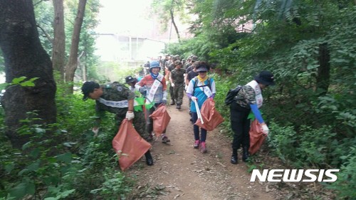 【인천=뉴시스】함상환 기자 = 특전사 산악회, 특전사 귀성부대와 깨끗한 산 정화 행사(사진= 특전사 산악회 제공)hsh3355@newsis.com 