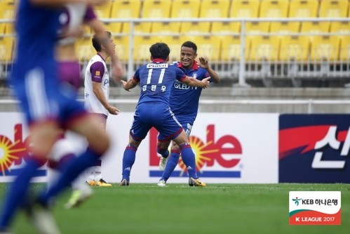 [K리그]'윤용호 데뷔골' 수원, 전남에 3-0 완승  