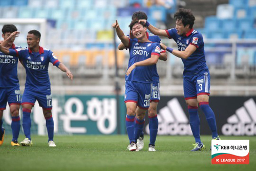 [K리그]'윤용호 데뷔골' 수원, 전남에 3-0 완승  