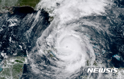 【NOAA·AP/뉴시스】 허리케인 어마가 9일(현지시간) 거대한 소용돌이를 일으키며 플로리다로 향하고 있는 모습이 GOES-16 위성에 포착됐다. 사진은 미국립해양대기청(NOAA)이 제공했다. 2017.09.10 