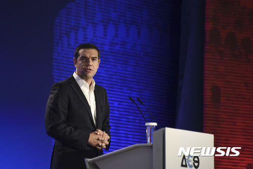 【테살로니키(그리스) = AP/뉴시스】 = 알렉시스 치프라스 그리스 총리가 9일(현지시간) 테살로니키 국제공항무역박람회 개막식에서 그리스의 경제호전에 대해 연설하고 있다. 