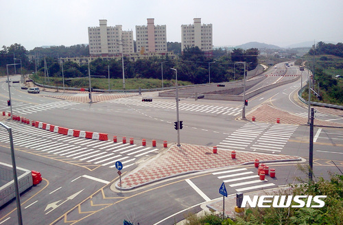 【영광=뉴시스】맹대환 기자 = 익산국토관리청은 국도 23호선 영광 스포티움 교차로 구간의 공사가 마무리돼 '영광-대산' 확장공사 전체 구간을 11일 오후 3시부터 완전 개통한다고 10일 밝혔다. 2017.09.10 (사진=익산청 제공) mdhnews@newsis.com