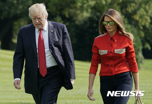 【워싱턴 = AP/뉴시스】 = 도널드 트럼프 대통령과 부인 멜라니아가 10일 오후 (현지시간) 캠프 데이비드에서 돌아와 백악관 남쪽 잔디밭을 걸어 들어오고 있다.  