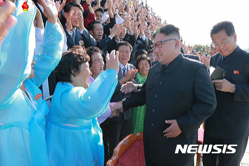 【서울=뉴시스】북한 조선중앙TV는 북한 김정은 국무위원장이 섬 분교와 최전방 지역, 산골학교 등에 자원진출한 교원들을 만나 격려하고 기념사진을 찍었다고 12일 보도했다. 2017.09.12. (출처=조선중앙TV캡쳐)  photo@newsis.com 