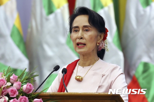 【네피도(미얀마)=AP/뉴시스】미얀마 지도자 아웅산 수지 국가고문이 지난 8월11일 네피도에서 열린 미얀마 민주이양포럼에서 개막 연설을 하고 있다. 미얀마 정부는 13일 수지 여사가 유엔 총회 참석을 취소했다고 밝혔다. 이는 로힝야족을 겨냥한 폭력에 대해 국제사회의 비난이 거세지고 있는데 따른 것으로 보인다. 2017.9.13