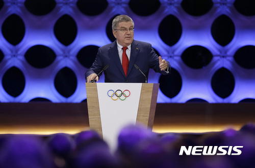 【리마=AP/뉴시스】 토마스 바흐(64·독일) 국제올림픽위원회(IOC) 위원장이 14일(한국시간) 페루 리마에서 열린 IOC 총회에 앞서 연설을 하고 있다. 