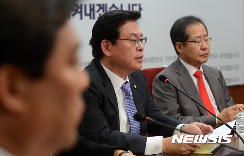 【서울=뉴시스】홍효식 기자 = 자유한국당 정우택 원내대표가 15일 오전 서울 여의도 당사에서 열린 최고위원회의에 참석해 모두발언을 하고 있다. 이날 정 원내대표는 박성진 중소벤처기업부 장관 후보자의 부적격 보고서와 관련 "김명수 대법원장 후보자와 연계해 사석작전을 쓰겠다는 망상적 생각은 정신빠진 청와대라 규정지을 수 밖에 없다"고 말했다. 2017.09.15. yesphoto@newsis.com