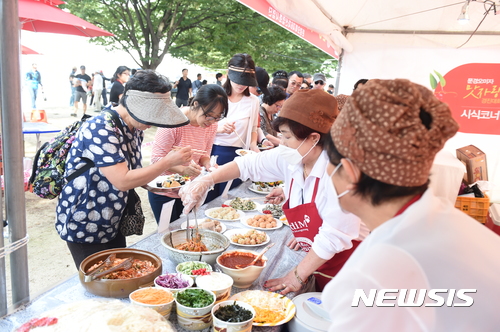 【문경=뉴시스】김진호 기자 = 15일 경북 문경시 동로면에서 열린 '문경오미자축제'에서 방문객들이 '문경오미자 20배 즐기기' 미각체험을 하고 있다. 2017.09.16 (사진= 문경시 제공) photo@newsis.com