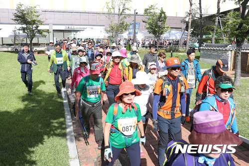 【고양=뉴시스】이경환 기자 = 16일 오전 경기 고양시 소재 원마운트 광장에서 경기관광공사 주관으로 열린 '평화누리길 걷기행사 in 고양'이 개최됐다. 이날 행사는 시민 1200여명이 참가해 경기도 최북단 도보 여행길과 평화누리길 4코스인 행주나루길 일대에서 초급 코스(5㎞)와 중급 코스(11.5㎞)로 나눠 진행됐다. 2017.09.16.(사진=고양시 제공) lkh@newsis.com