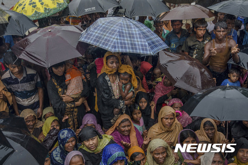 【발루칼리=AP/뉴시스】미얀마 로힝야 난민들이 17일 방글라데시 발루칼리 난민 캠프에서 위생용품 배급을 기다리고 있다. 2017.09.19 