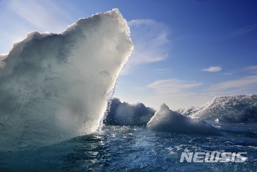 【북극해 빅토리아 해협= AP/뉴시스】 지난 해 7월 핀란드 쇄빙선 MSV노르디카호가 촬영한 얼음이 녹고 있는 북극해 풍경.    