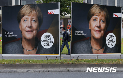 【베를린=AP/뉴시스】 앙겔라 메르켈 독일 총리의 선거 포스터들이 20일(현지시간) 프랑크푸르트에 있는 대로에 설치되어 있다. 독일은 오는 24일 총선을 치른다. 2017.09.23  
