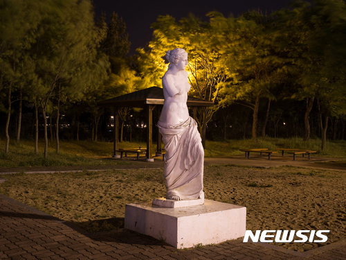 【서울=뉴시스】홍진훤, 마지막 밤(들) #01 - 서해안고속도록, 군산휴게소, 2015, 라이트 박스, 107cmX142cm.jpg  (사진=홍진훤 사진가 제공. 위 사진은 이 기사 외 사용을 불허합니다) photo@newsis.com