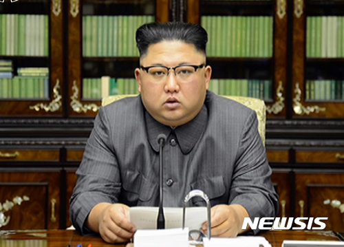 【서울=뉴시스】조선중앙TV가 22일 북한 김정은 국무위원회 위원장이 직접 성명을 발표했다고 보도했다.   미국 도널드 트럼프 대통령이 지난 19일(현지시간) 유엔총회 연설에서 북한의 핵 위협에 대한 방어 차원에서 "북한을 완전히 파괴할 수도 있다"고 발언하에 북한 김정은 위원장은 21일 국무위원장 명의의 성명을 통해 "불로 다스릴 것"이라고 응수했다.   김 위원장은 성명에서 트럼프 대통령의 연설이 "역대 그 어느 미국 대통령에게서도 들어볼 수 없었던 전대미문의 미치광이 나발"이라며 "선거 당시 트럼프를 두고 '정치문외한', '정치이단아'라고 조롱하던 말을 상기하게 된다"고 깎아내렸다. 2017.09.22. (사진=조선중앙TV 캡처)   photo@newsis.com