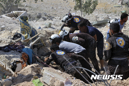 【 AP/뉴시스】 시리아 정부군의 이슬람국가(IS) 점령지 탈환이 막바지에 이른 24일( 현지시간) 시리아 북부지역의 IS 주둔지 주변 부락에 가해진 공습으로 폐허가 된 이들리브주 칸셰이쿤 마을에서 화이트 헬멧 민간구조대원들이 부상자들을 구조하고 있다. 사진은 화이트 헬멧 구조단이 제공한 것이다. 2017.09.25 