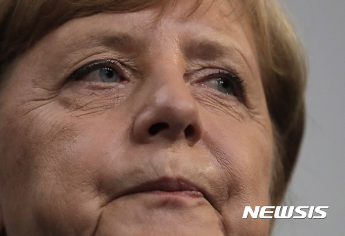 【베를린=AP/뉴시스】앙겔라 메르켈 독일 총리가 24일(현지시간) 베를린 당사에서 총선 개표를 지켜보면서 착잡한 표정을 짓고 있다. 메르켈이 이끄는 기민-기사 연합은 이번 총선에서 제1당의 지위를 지켰지만 과반득표에는 실패했다. 2017 .09.25 