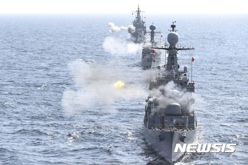 【서울=뉴시스】 해상기동훈련에 참가한 함정들이 함포 실사격을 하고 있다. (뉴시스DB)
