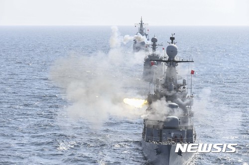 [서울=뉴시스]해상기동훈련에 참가한 함정들이 함포 실사격을 하고 있다. 앞에서부터 경북함(FF, 1,500톤급), 속초함(PCC, 1,000톤급), 양만춘함(DDH-I, 3,200톤급). 2017.09.25. (사진=해군 제공) photo@newsis.com