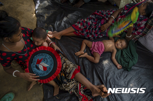 【쿠투팔롱 (방글라데시) = AP/뉴시스】 미얀마군의 대대적인 공격을 피해서 방글라데시로 피난한 로힝야족 여성들이 26일 젖먹이 아기들과 국경부근 쿠투팔롱의 임시 수용소에서 쉬고 있다. 방글라데시 정부의 청소년부는 로힝야족 난민 48만명 중에서 부모 없이 입국한 어린이 6000명을 별도로 보호, 수용하기 위한 시설을 짓겠다고 발표했다. 2017.09.27 