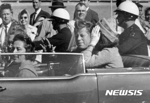 【댈러스=AP/뉴시스】존 F 케네디 미국 대통령 암살과 관련한 문건들이 오는 10월 26일 이후 기밀해제된다. 사진은 1963년 11월 22일 케네디 대통령이 텍사스주 댈러스에서 부인 재클린 여사와 함께 자동차를 타고 가다가 암살 당하기 직전의 모습. 2017.09.27