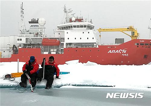 【서울=뉴시스】아라온호 연구원들이 해빙 위에서 연구를 수행하고있는 모습 (제공=해양수산부)