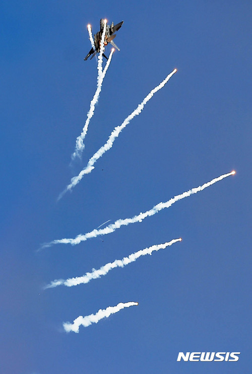 【서울=뉴시스】 플레어를 뿜으며 비행하는 공군 F-15K 전투기. (뉴시스DB)