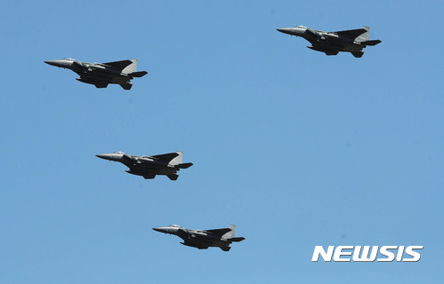 【평택=뉴시스】사진공동취재단 = 건군 제69주년 국군의 날 행사가 열린 28일 오전 경기 평택 해군 제2함대 사령부 상공에서 F-15K가 편대 비행을 하고 있다. 2017.09.28. photo@newsis.com