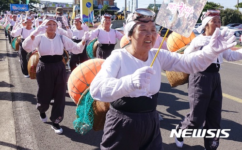 【제주=뉴시스 제주해녀축제에 참가한 해녀들이 거리 퍼레이드를 펼치고 있다.(뉴시스 DB)