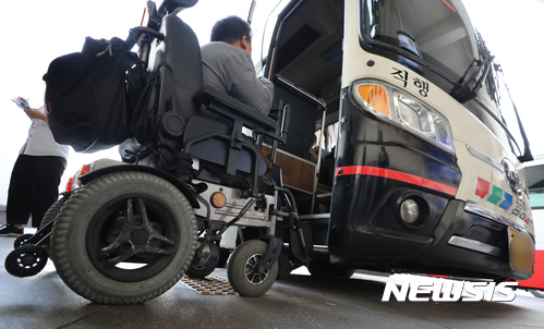 휠체어 탄 장애인 고속버스 이용 가능해진다