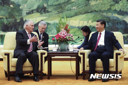 【베이징=AP/뉴시스】30일 중국 시진핑 국가주석이 베이징 인민대회당에서 자국을 방문 중인 렉스 틸러슨 미국 국무장관과 만나고 있다. 두 사람은 북핵을 포함한 국제적, 지역적 중대현안 및 도널드 트럼프 대통령의 11월 방중에 대해 논의했다. 2017.09.30 