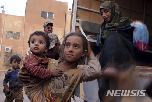 【루와이셰드=AP/뉴시스】2015년 9월 10일 시리아 난민들이 내전을 피해 시리아와 요르단 접경 지역으로 피신하고 있다. 2017.12.4.