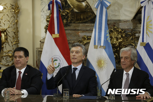 【부에노스아이레스( 아르헨티나) = AP/뉴시스】 = 호라시오 카르테스 파라과이 대통령 ( 맨 왼쪽) 마우리시오 마크리 아르헨 대통령(가운데) 타바레 바스케스 우루과이 대통령( 오른쪽)이 4일 아르헨티나에서 2030년 월드컵 공동주최를 결정한 뒤 공동기자회견을 열고 있다.   