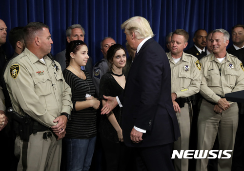 【라스베이거스 = AP/뉴시스】 = 도널드 트럼프 미국대통령이 4일 라스베이거스에서 총격 현장에서 인명을 구조한 사람들을 만나 악수하고 있다. 2017.10.05  