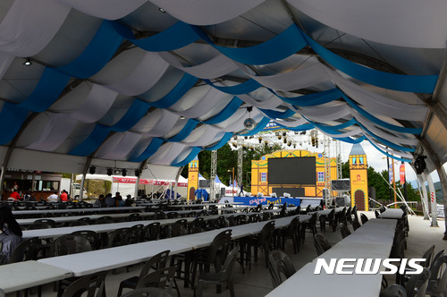 【남해=뉴시스】차용현 기자 = 제8회 독일마을맥주축제가 오는 6일부터 8일까지 경남 남해군 독일마을 일원에서 개최된다. 사진은 파독전시관 앞 주무대. 2017.10.05. con@newsis.com