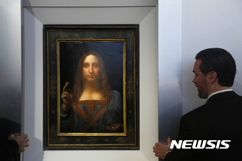 【뉴욕=AP/뉴시스】르네상스 시대의 거장 레오나르도 다빈치의 '살바토르 문디'가 10일 뉴욕의 크리스티 경매장 기자회견에서 공개되고 있다. 예수 그리스도의 초상화인 것으로 여겨지는 이 작품은 다음달 15일 경매에 부쳐진다. 예상 낙찰가는 약 1억 달러 정도이다. 2017.10.11
