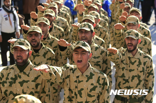 【AP/뉴시스】 레바논의 무장 정파인 헤즈볼라 대원들이 올 2월 전사 동료의 장례식에서 퍼레이드하고 있다. 2017. 12. 07.